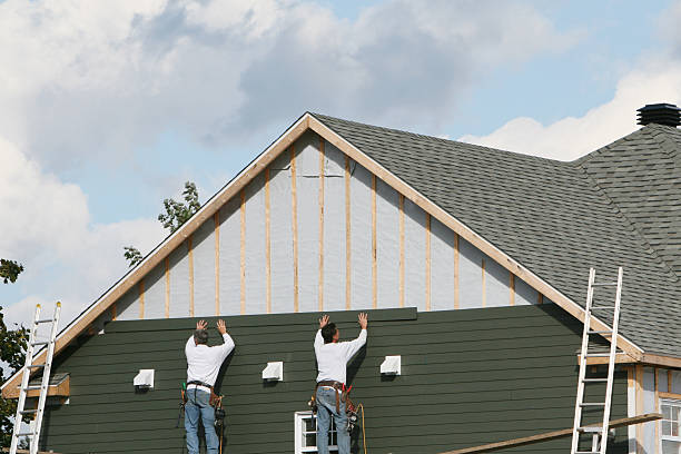 Professional Vinyl Siding technician working in Burbank, WA